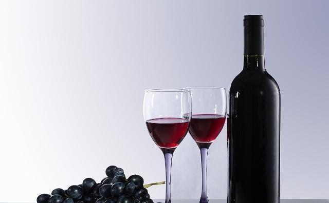 红酒开了再塞回去能放多久(红酒开了再塞了保质多久能喝)