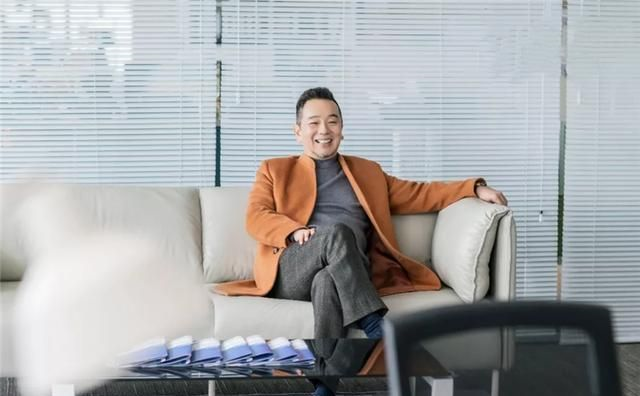 60岁张晨光随便一身衣服,都尽显有钱老总范儿__财经头条