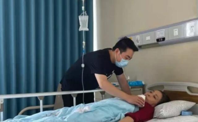 西北小强妈妈癌症去世确诊到病逝仅1年数十次放疗后骨瘦如柴