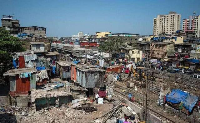 印度最大的贫民窟:超200万人挤在2平方公里内,就在首都孟买