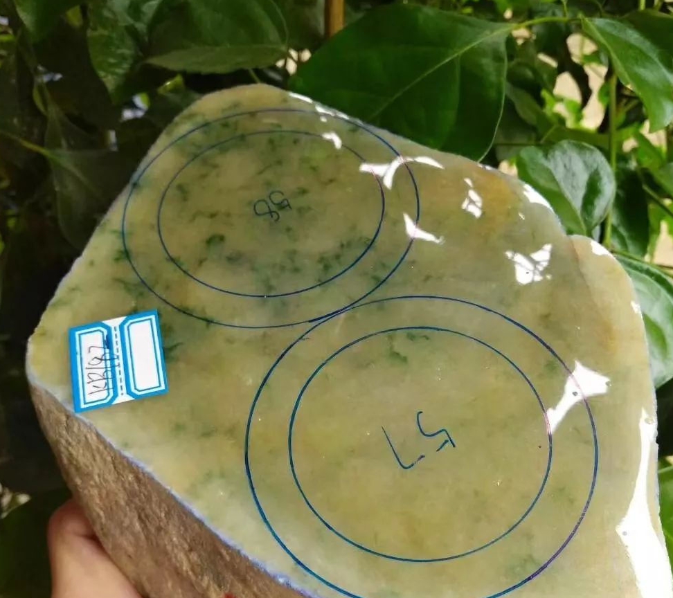 小夫妻逛遍市场寻得这块原石切出洒金翡翠