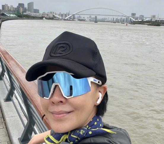 55岁刘嘉玲晒素颜运动照片,皮肤紧致,元气满满
