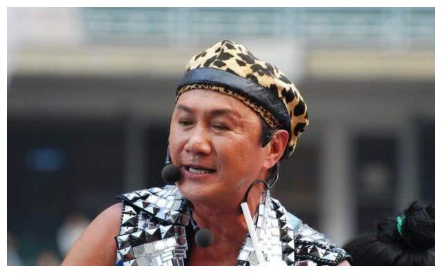 71岁许冠杰,为孙女庆百日,自己发福严重,混血老婆比他更显老