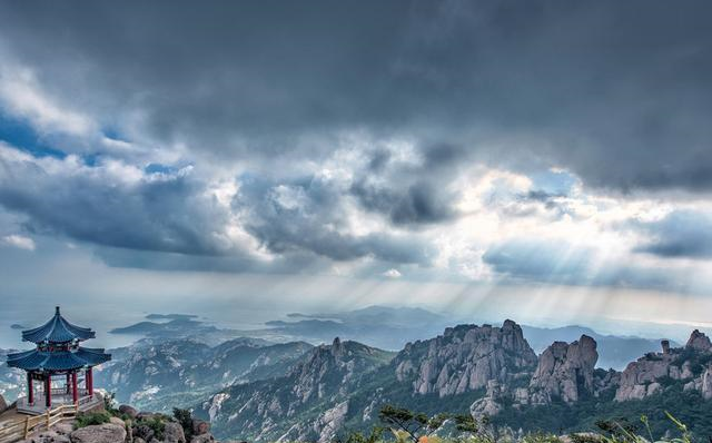 海上第一名山山东崂山，屹立在黄海之滨，汉武帝都到这里求仙拜寿