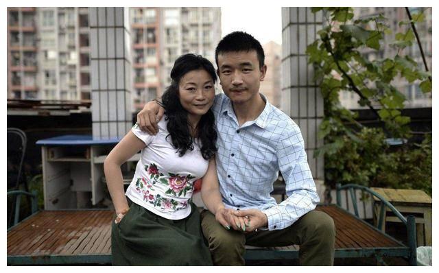 25岁小伙和46岁大妈结婚,不顾家人劝阻,婚后生活恩爱和谐