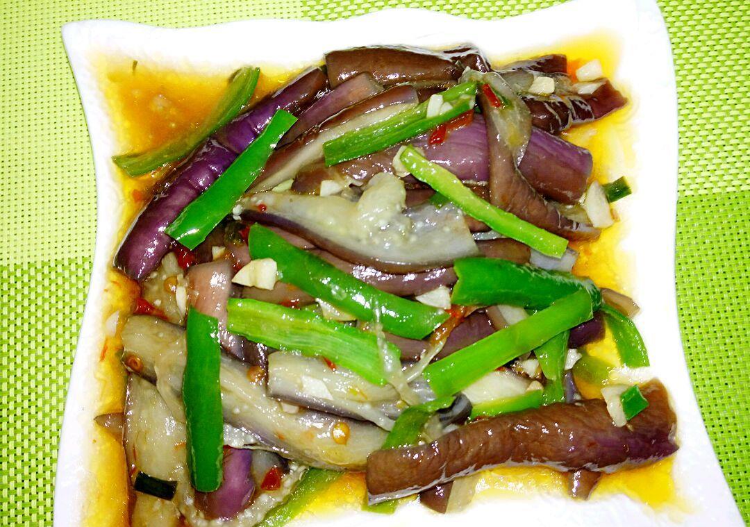 简单家常青椒炒茄子丝,清脆可口,茄汁浓郁,太下饭了__财经头条