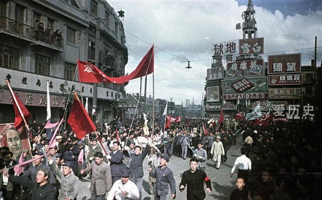 市民簇拥人民军队进入上海的珍贵彩照 欢庆解放战争的伟大胜利|彩照