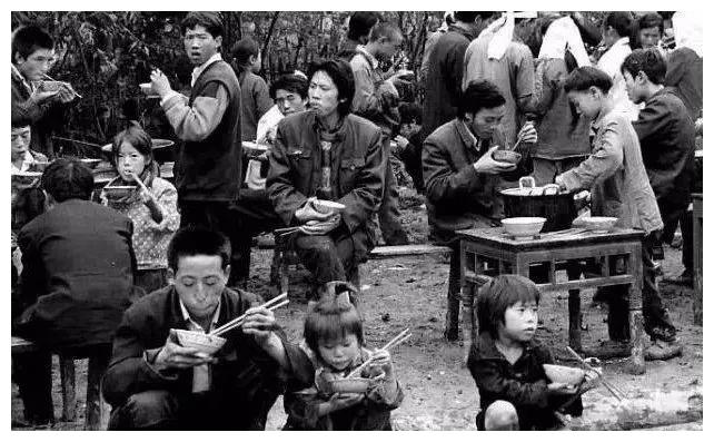 70年代农村吃饭老照片,你还记得吗?