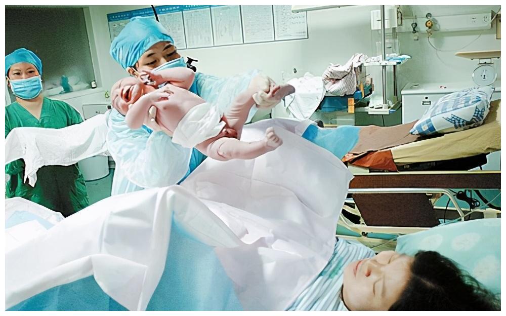 宫口已开,婆婆却让产妇"憋"明早再生,上下午生娃到底有何不同|胎儿