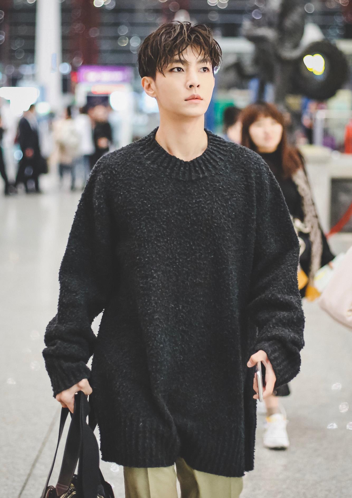 34岁炎亚纶少年气十足,穿黑色毛衣搭直筒裤,温暖又帅气_高清图集_新浪