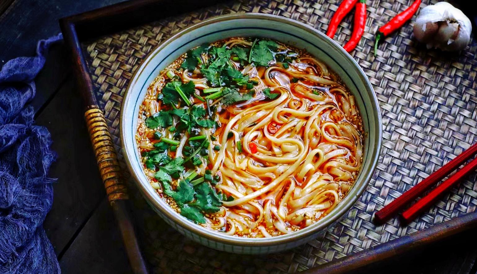 懒人版酸汤面,1碗料汁,让面条大变样,做好之后比方便还好吃