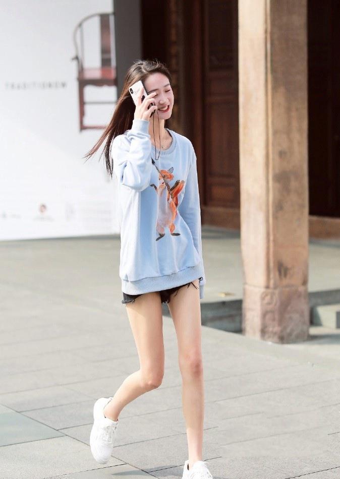 长发飘飘的美女,短裤和包臀裙的时尚混搭,也能一么美|小姐姐|美女