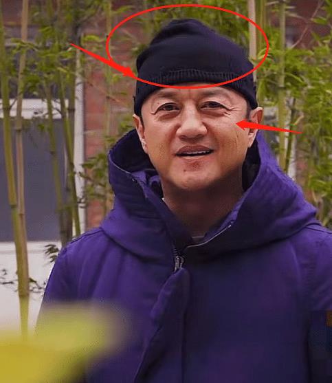 李亚鹏真的老了,穿棉毛裤在院里打八段锦,帽子太有喜感!