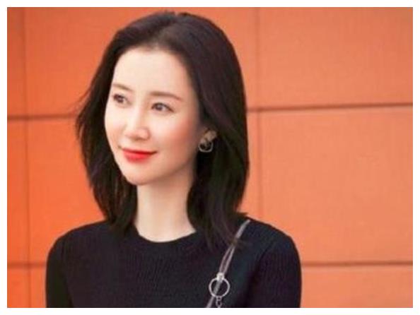 还有就是剧中的黄金配角陈青云,是由达叔扮演的,剧中更是风趣幽默的