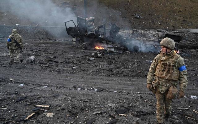 俄军拿出压箱底武器打乌,500公斤云爆弹砸下,乌军陷入危机__财经头条