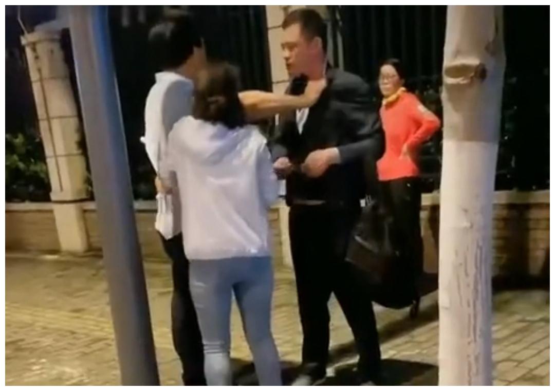 520当晚女子和情人约会被丈夫抓现行，女子哭喊：孩子怎么办啊？休闲区蓝鸢梦想 - Www.slyday.coM