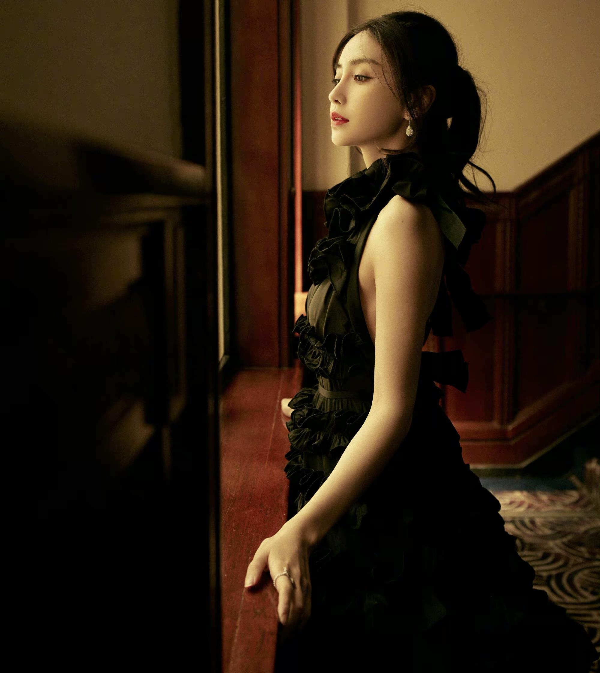 angelababy黑玫瑰波边裸背裙