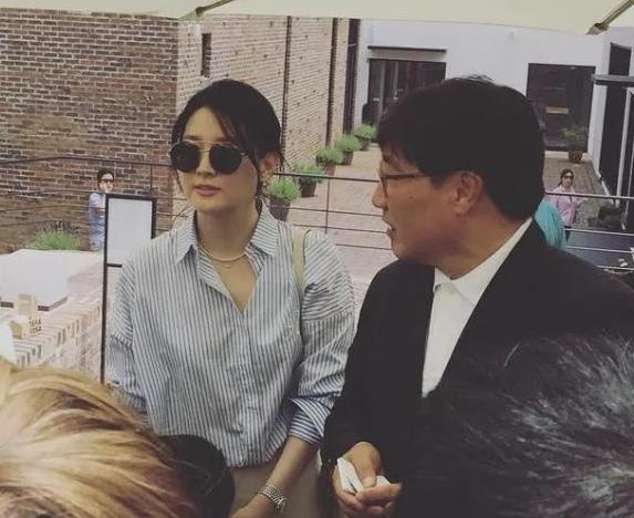 李英爱卸妆后更耐看!穿衬衫携老公优雅现身,与路人合拍美成焦点