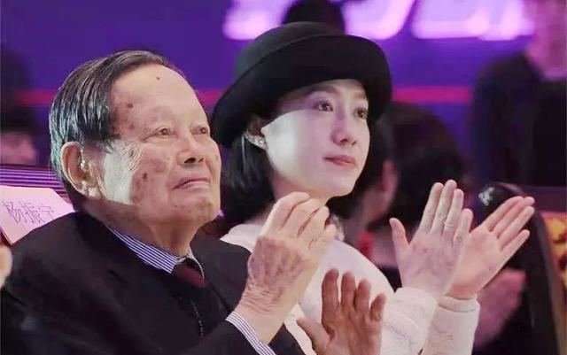 54岁“爷孙恋”，翁帆回应质疑：我只是选择了一条人迹更稀少的路休闲区蓝鸢梦想 - Www.slyday.coM