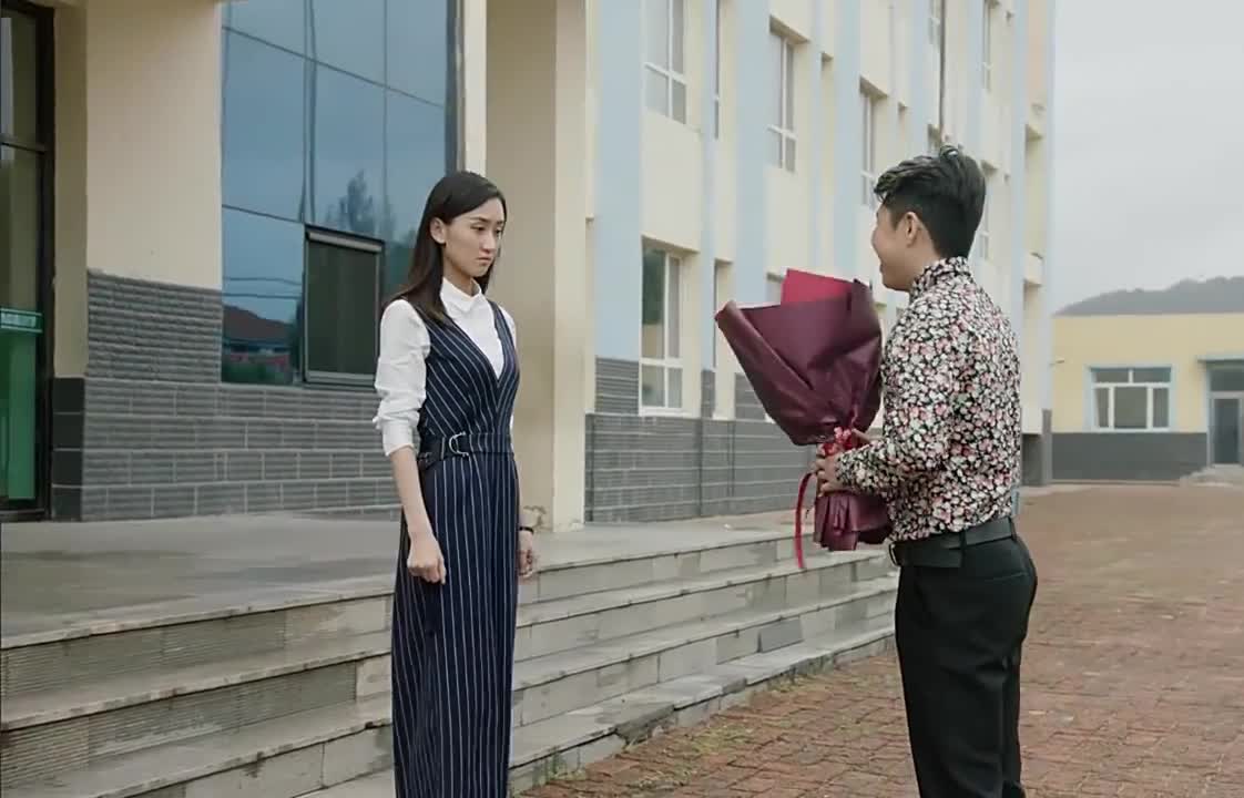 郑宇跑去学校给李银萍送花,方正怒发冲冠为红颜,幸好校长拉住