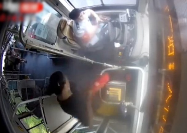 江苏一女子公交车上脱口罩爆粗口，司机劝止遭抹布箍颈休闲区蓝鸢梦想 - Www.slyday.coM