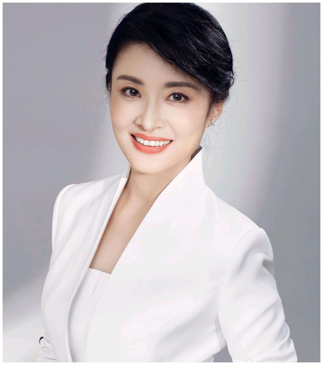 她的美很难用一种模式来界定|央视|周涛|主持人_新浪新闻