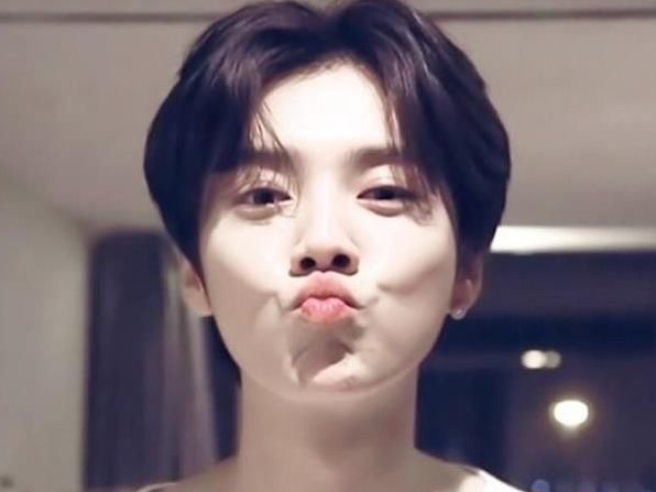 当红男明星嘟嘴肖战看起来十分呆萌王一博则是有些无辜