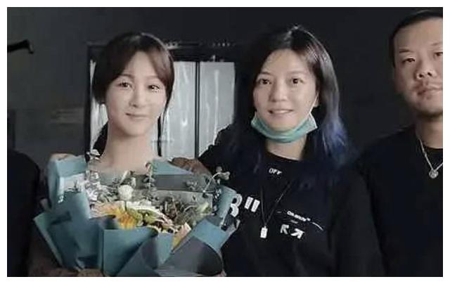 杨紫赵薇素颜合影,两代电视剧女王,一个朝气灵动一个貌美依旧