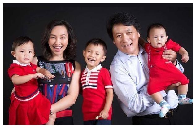 丈夫用7部剧把她捧红郭靖宇在成为著名导演后,并没有抛弃曾经跟他一起