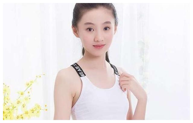 首先,我拿自己当例子来说说,我刚进入青春期发育的时候,我是非常自卑