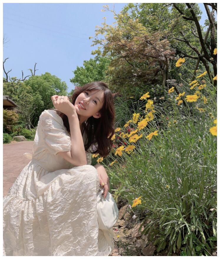 张子萱穿小仙女裙郊游,闭眼闻花香可爱如少女,暗藏玄机小秀美背__财经