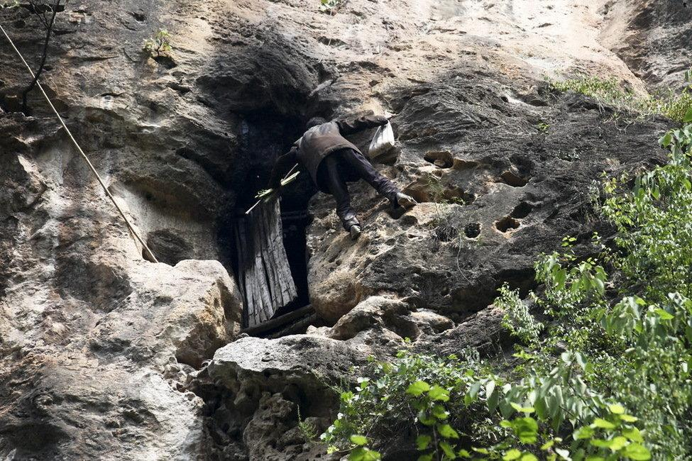州一户隐居山洞生活百余年给钱都不走内景曝光才知别有洞天