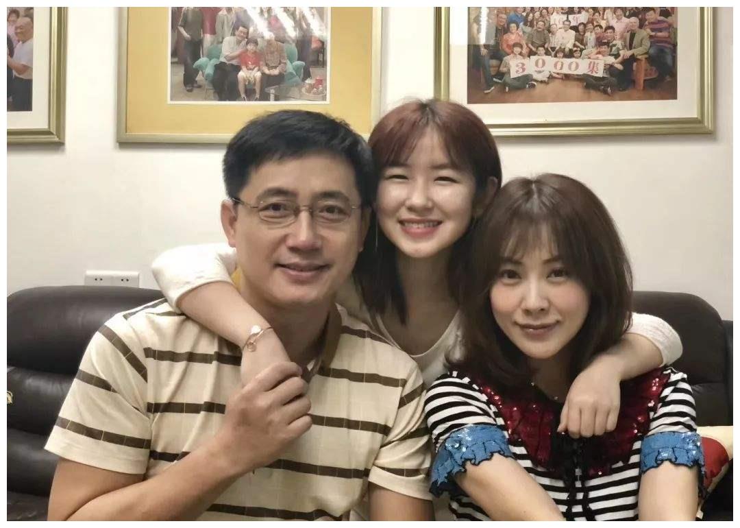 康祈耀和幸子(刘涛饰演)离婚后,黄菲和康祈耀结婚,成为康枝子的后妈