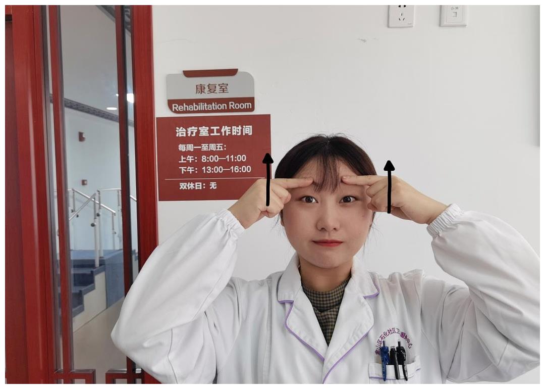 一,抬眉训练:一起来试试吧~由于面瘫是一种神经系统疾病,无法自愈