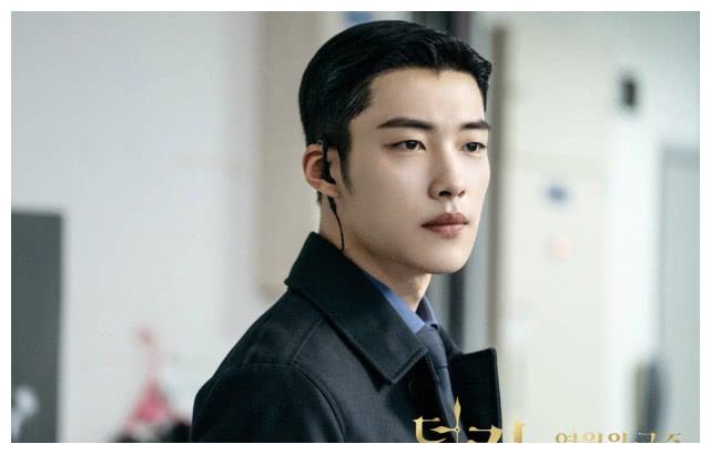 《永远的君主》男二禹棹奂,戏外穿搭气场两米八,长发太man