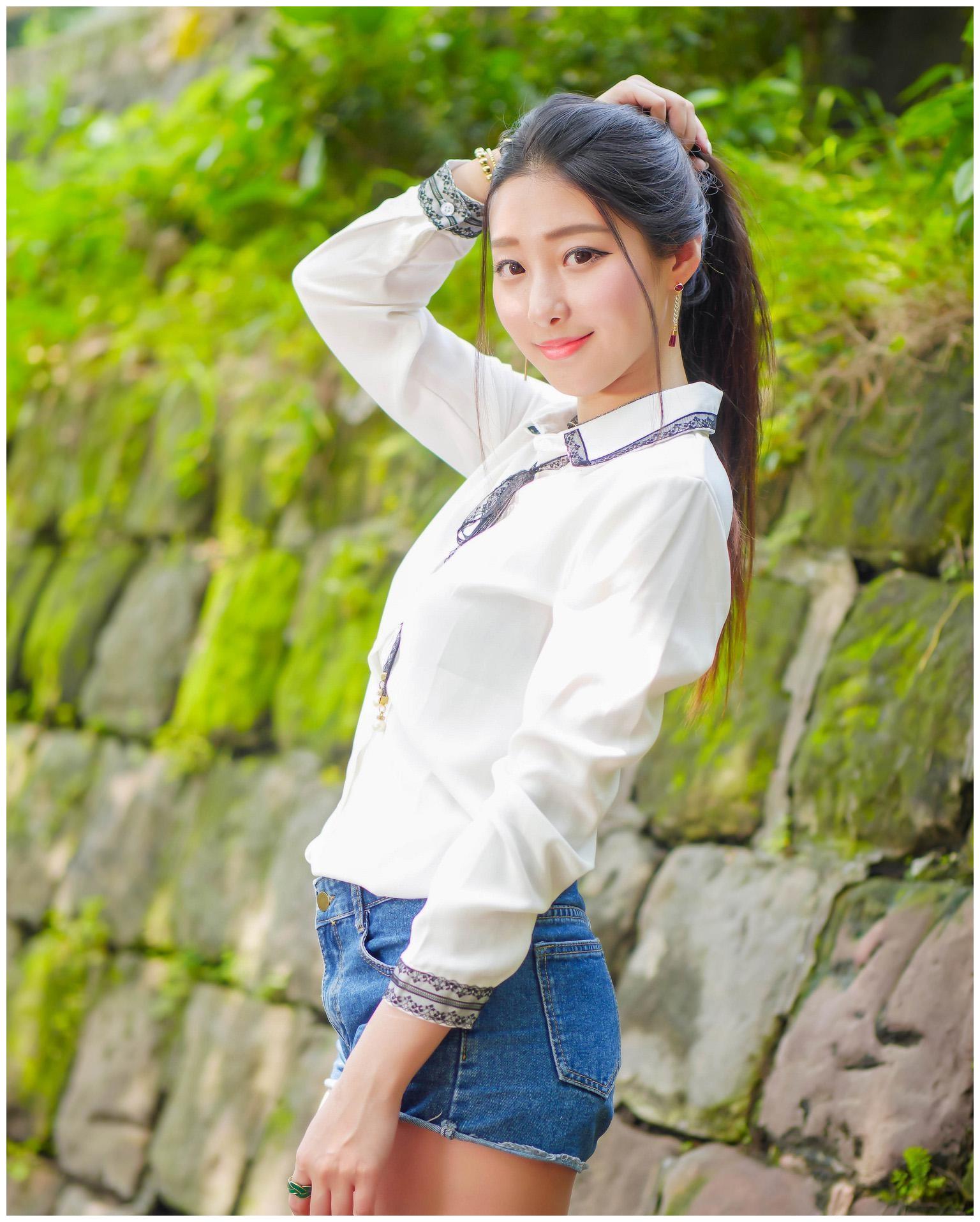 夏天就是要这么简约的穿搭白色衬衫下搭一条牛仔短裤清凉时尚