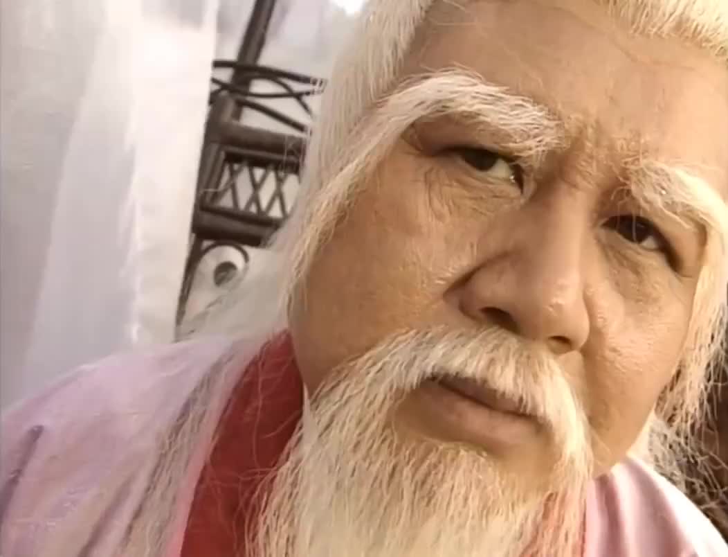 天龙星宿老怪要对付虚竹不料段誉突然杀出这武功出神入化