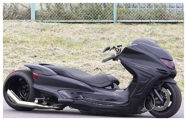 街头现身手动挡摩托, 车主侧身挂档, 真长见识了