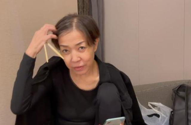 西北小强妈妈癌症去世确诊到病逝仅1年数十次放疗后骨瘦如柴