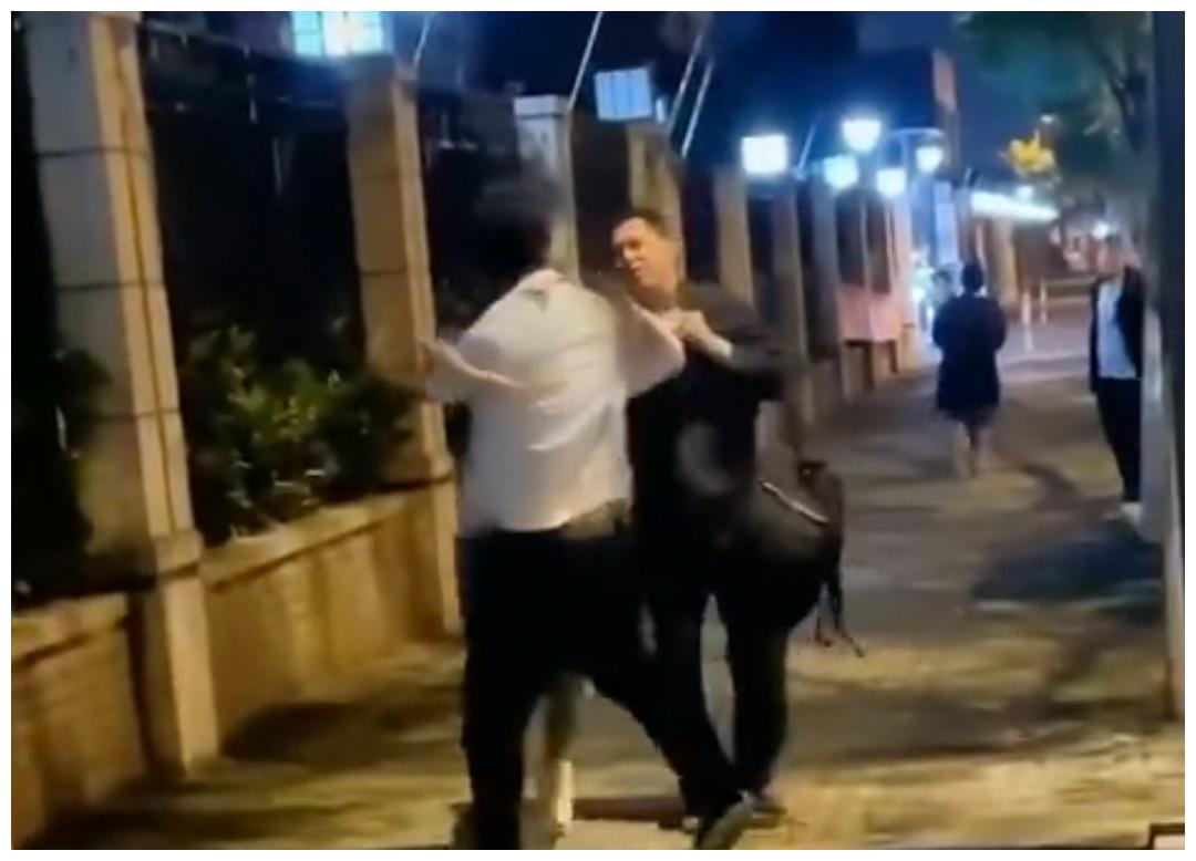 520当晚女子和情人约会被丈夫抓现行，女子哭喊：孩子怎么办啊？休闲区蓝鸢梦想 - Www.slyday.coM