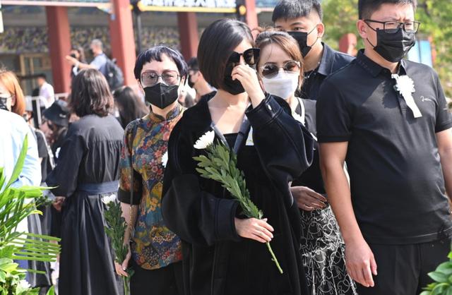 黄子韬父亲追悼会举行,亲朋好意悲痛悼念,赵奕欢等明星现身