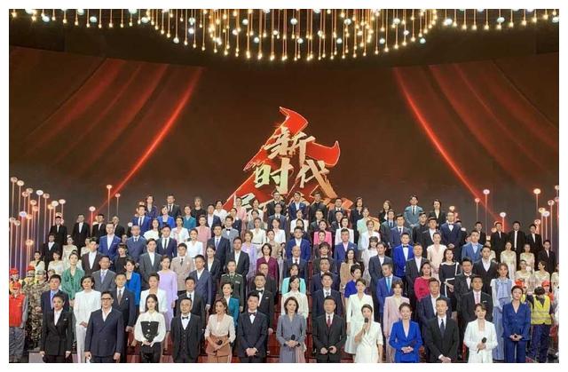 央视聚齐107位主持人,撒贝宁专业笑场,华少一人顶俩