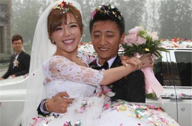 没了事业的唐笑,在感情上有了大进展,找到了一个圈外人的老公,但没