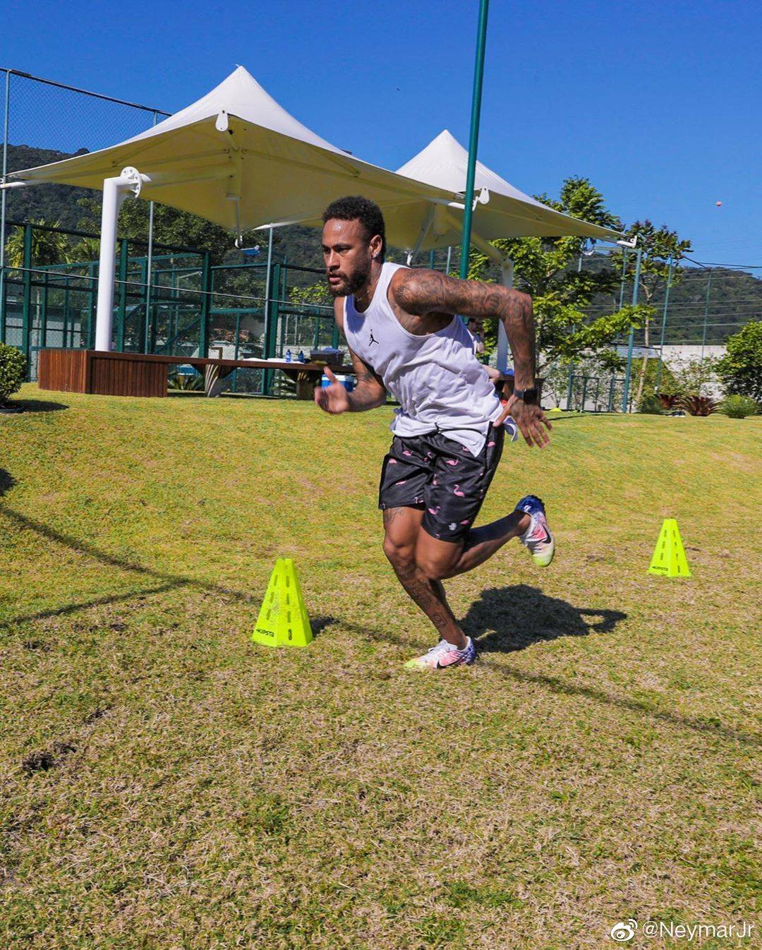 巴黎圣日耳曼队球星内马尔晒出自己最近在家中努力训练的照片