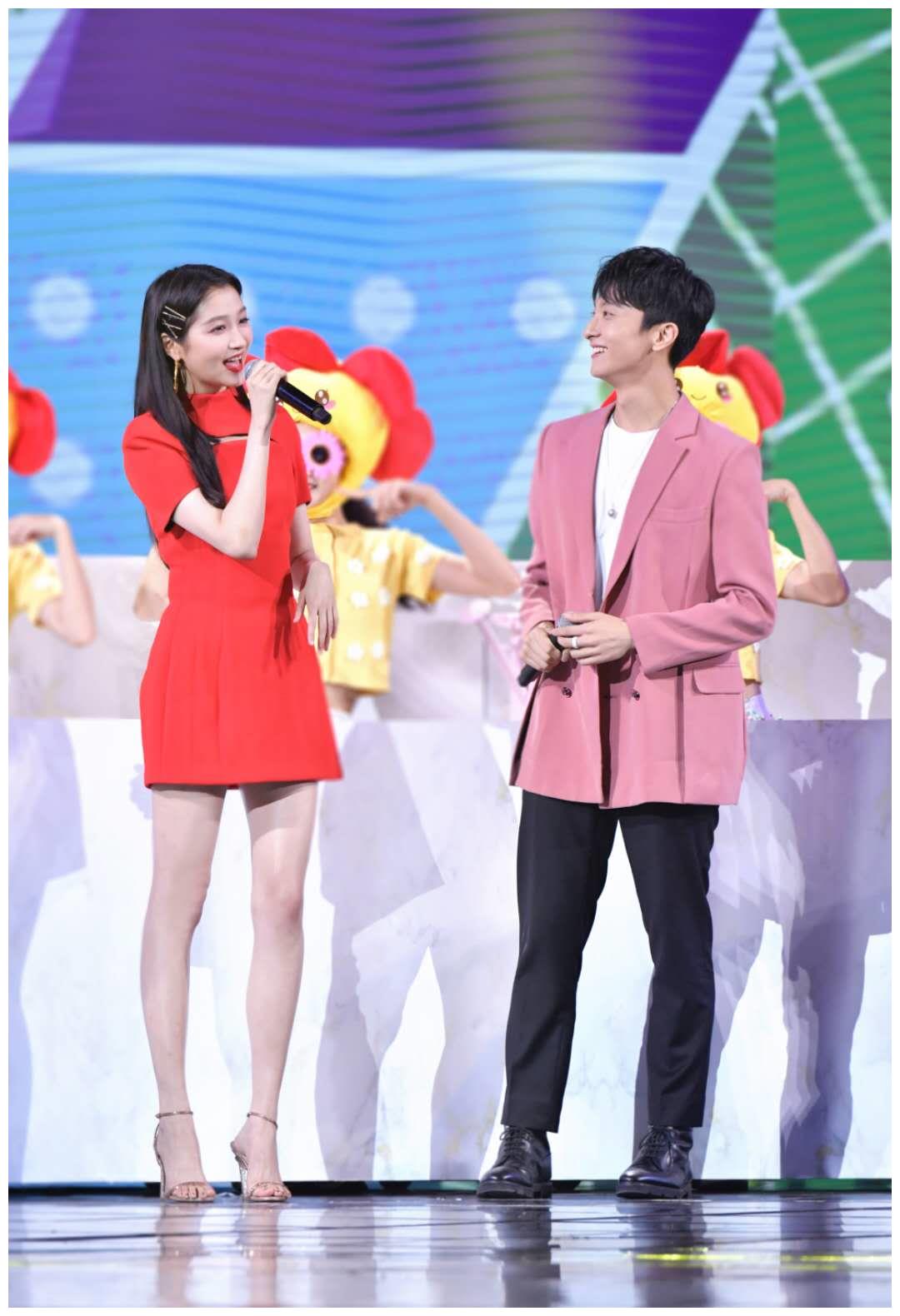 在这次的晚会上面,关晓彤和牛骏峰一起出现的画面引发了粉丝们的尖叫