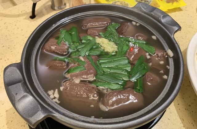 韭菜煮猪红,早茶文化里除了包子点心,也少不了这样的"小菜",广东人会