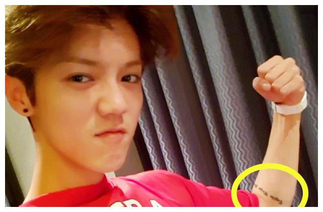 邓超的这个纹身其实仔细看的话能够看出来是sl的字母也就是自己妻子