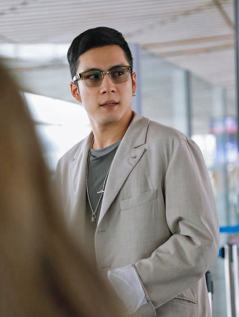 韩东君秒变大佬气场逼人,身穿休闲西装,尽显时尚!