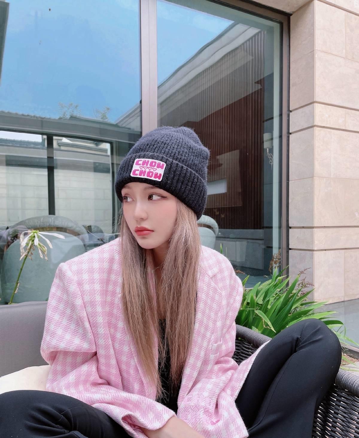 周扬青白布裙童年照曝光侧颜优越美得清新脱俗与如今判若两人