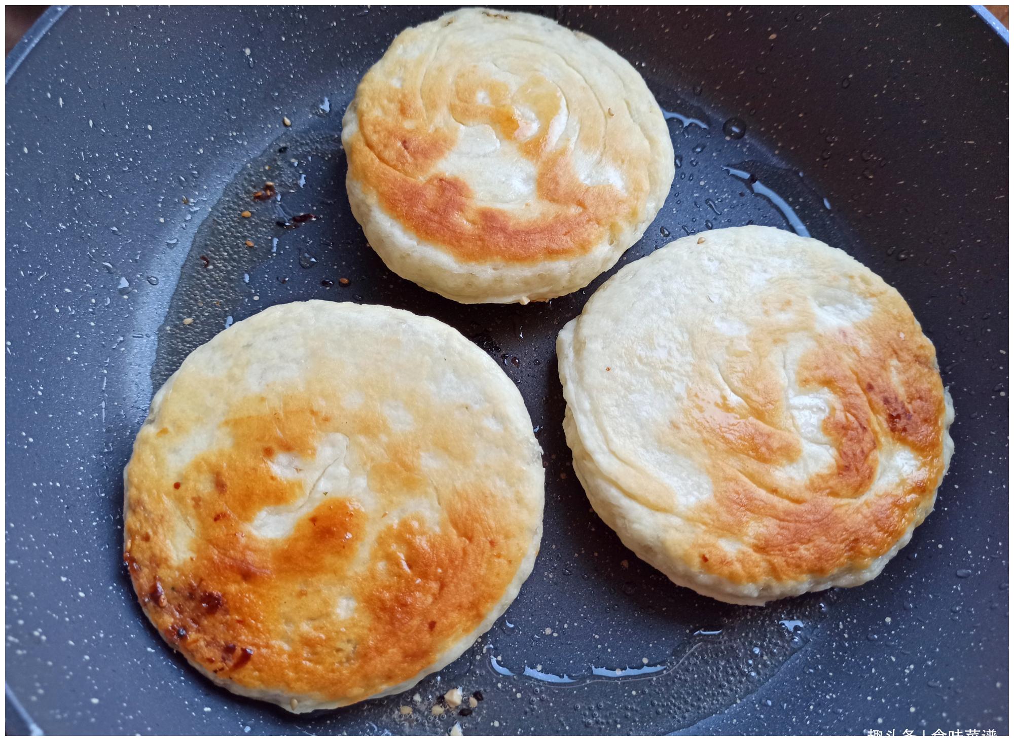 一碗面粉一把花生,做法超简单,出锅醇香美味|花生|早餐|烙饼_新浪新闻